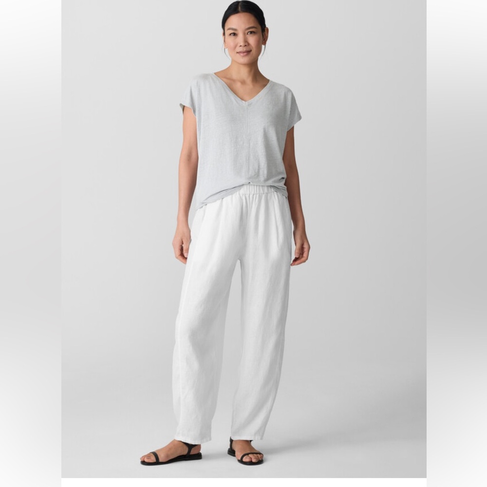 Eileen Fisher Light Gray V-Neck Top with White Relaxed Linen Pants